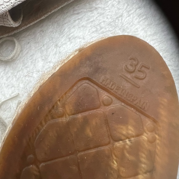 Chanel Interlocking CC Logo Espadrille Sneakers
Women's Size: 5| IT 35 - Picture 7 of 9